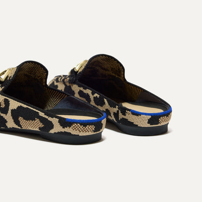 Close up of the heel of The Double Bit Loafer Mule in Desert Cat, with Rothy's signature blue halo.