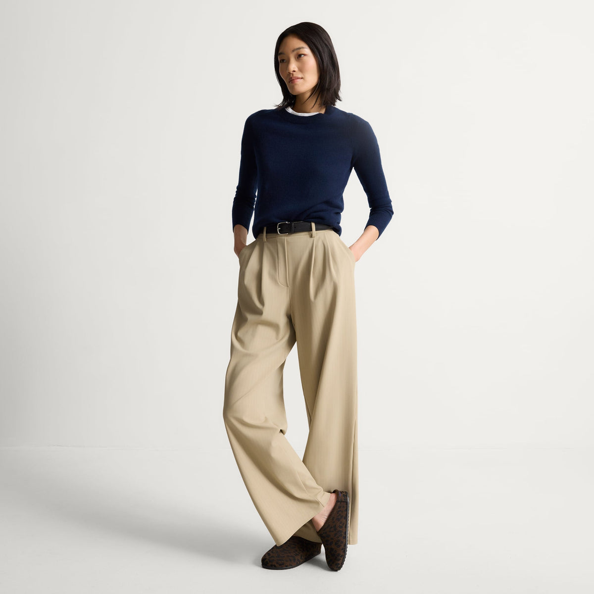 model | Alternate view of a model wearing The Casual Clog in ReVelvet™ Cheetah. \ sdas