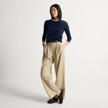 model | Alternate view of a model wearing The Casual Clog in ReVelvet™ Cheetah. \ sdas