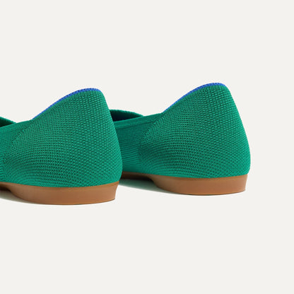 Close up of the heel of The Daily Flat in Clover, with Rothy's signature blue halo.