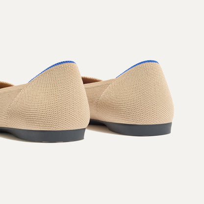 Close up of the heel of The Daily Flat in Ecru, with Rothy's signature blue halo.