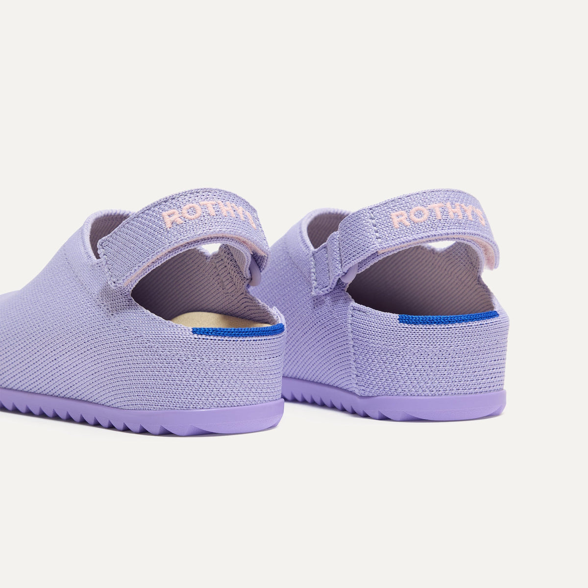 Close up of the heel of The Kids Clog in Soft Orchid, with Rothy's signature blue halo.