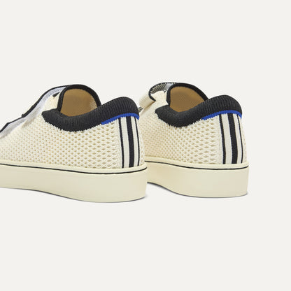 Close up of the heel of The Kids Strap Sneaker in Chess Open-Knit, with Rothy's signature blue halo.